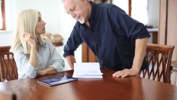 Pareja Ocupada Con Papeles Tabletas Casa Calculando Facturas — Vídeos de Stock