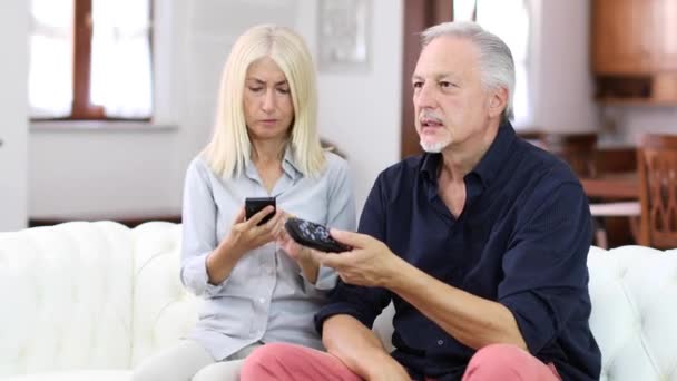 Ältere Paare Streiten Sich Beim Fernsehen Frau Zeigt Mann Etwas — Stockvideo