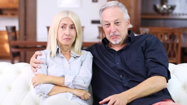 Retrato Una Pareja Madura Casa Viendo Televisión Mujer Llorando Hombre — Vídeo de stock