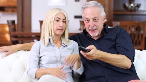 Ouder Paar Argumenten Hebben Tijdens Het Kijken Naar — Stockvideo