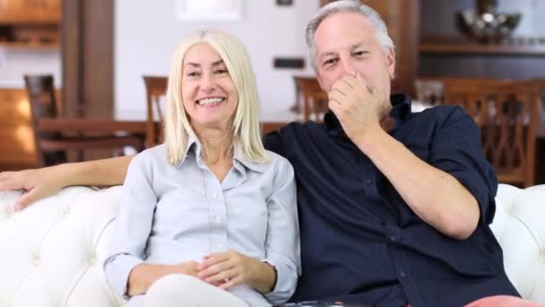 Retrato Una Feliz Pareja Madura Viendo Televisión Casa Riendo — Vídeo de stock