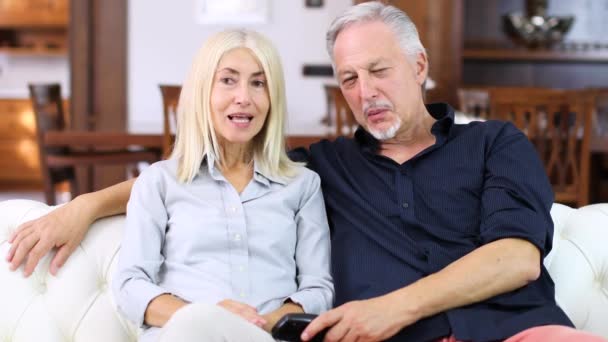 Porträt Eines Glücklichen Erwachsenen Paares Das Mit Der Fernbedienung Hause — Stockvideo