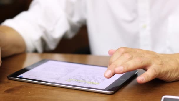 Close Homem Usando Tablet Digital Uma Mesa — Vídeo de Stock