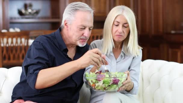 Senior Paar Eten Een Salade — Stockvideo