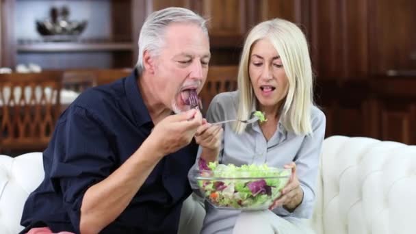 Ανώτερος Ζευγάρι Τρώει Μια Σαλάτα Και Χαμογελαστός — Αρχείο Βίντεο
