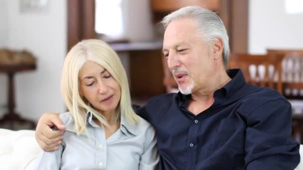 Seniorenpaar Entspannt Auf Sofa Hause Lächelnd — Stockvideo