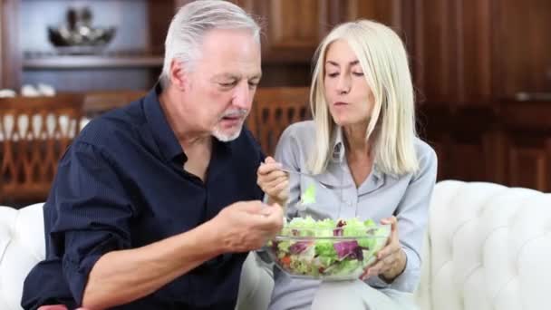 Casal Sênior Comendo Uma Salada Sorrindo — Vídeo de Stock