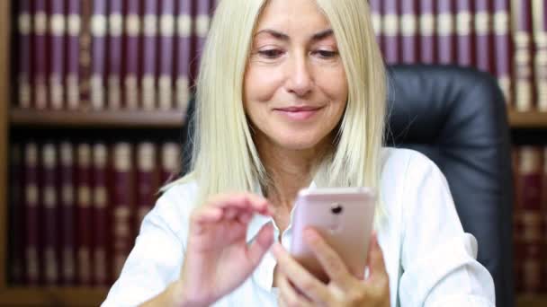 Femme Affaires Mature Utilisant Téléphone Dans Son Bureau — Video