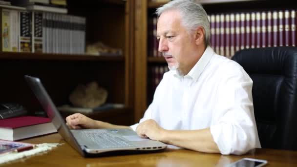 Homem Usando Seu Laptop Escritório — Vídeo de Stock