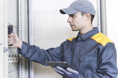 iş yerinde bir elektrikçi portresi