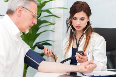 Doktor onay kan basıncı hastanın 