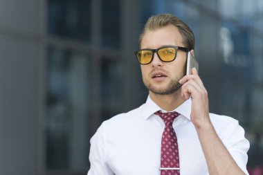 genç işadamı cep telefonunuzun konuşma