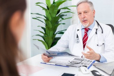 Doktor hastaya konuşuyor