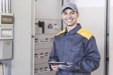 Bir elektrikçi tablet holding iş yerinde portresi 