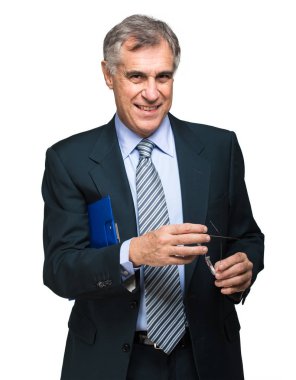 Beyaz arka plan üzerinde izole gözlük tutan emin olgun işadamı 