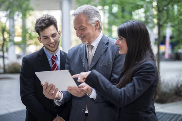 Grupp Affärsmän Som Använder Digital Surfplatta — Stockfoto