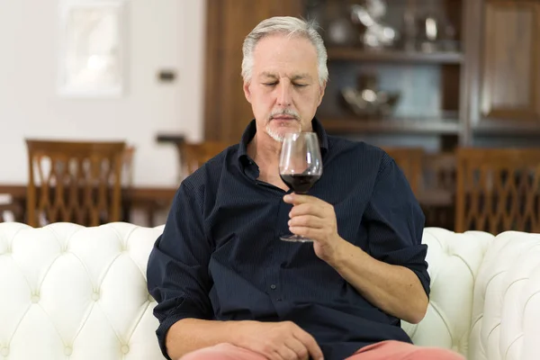 Portrait Homme Mûr Dégustant Verre Vin Rouge Vintage Maison — Photo