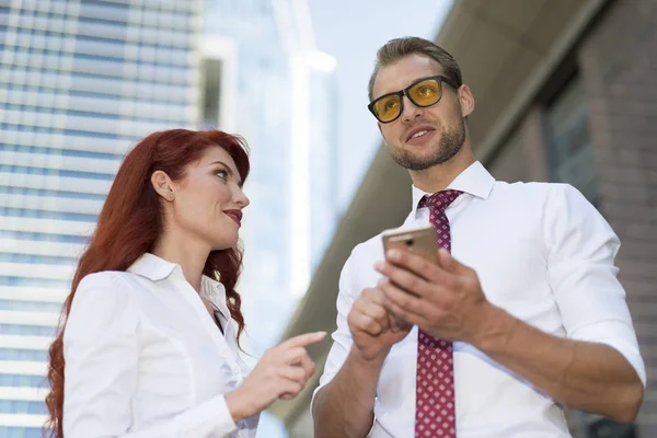 Zakenman Zijn Smartphone Tonen Aan Een Collega — Stockfoto