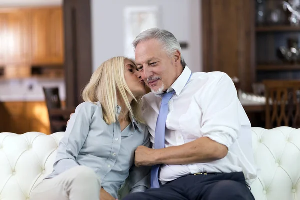 Ouder Paar Liefdevolle Elkaar Echtgenoot Vrouw Kuste Haar Thuis — Stockfoto