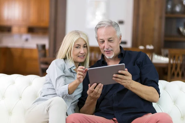 Ouder Paar Met Behulp Van Een Digitaal Tablet — Stockfoto