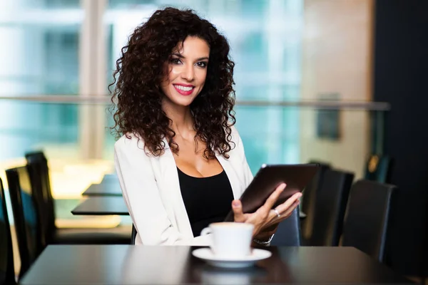 Femme Prenant Café Utilisant Une Tablette Dans Café — Photo