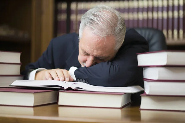 Homme Affaires Ennuyé Dormant Sur Des Livres Dans Son Bureau — Photo