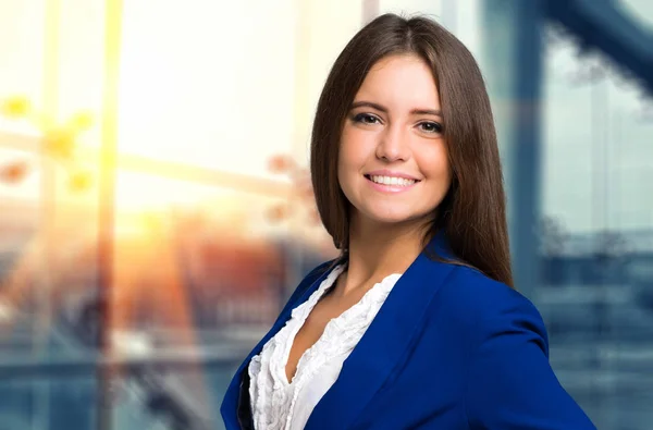 Retrato Una Mujer Negocios Sonriente Ciudad —  Fotos de Stock