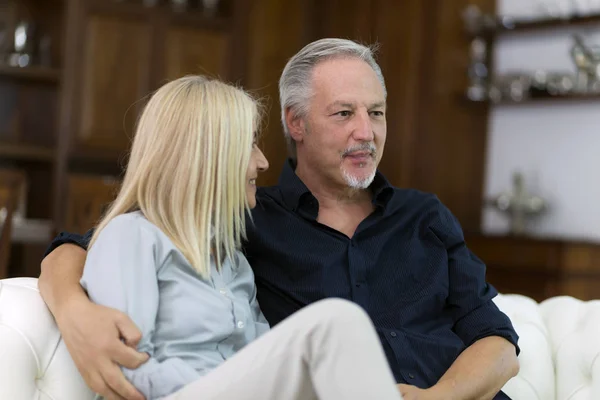 Pareja Madura Sentada Sofá Casa —  Fotos de Stock