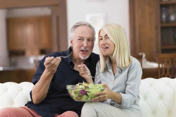 Äldre Par Äta Hälsosam Sallad Hemma — Stockfoto