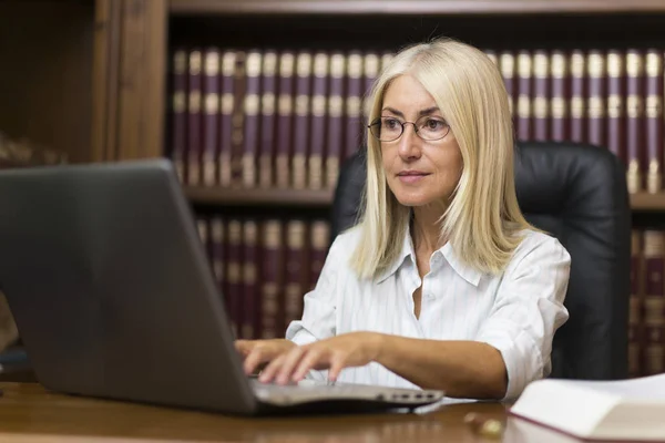 Mulher Trabalhando Laptop Seu Escritório — Fotografia de Stock
