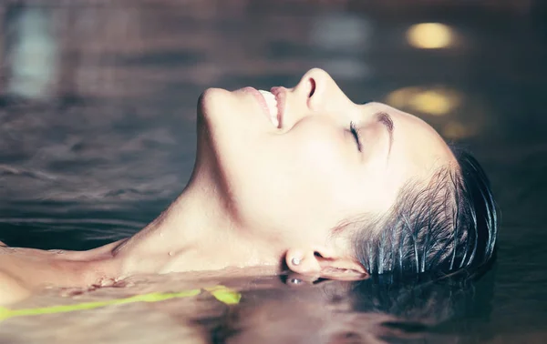 Woman Relaxing Spa Smiling — Stock Photo, Image
