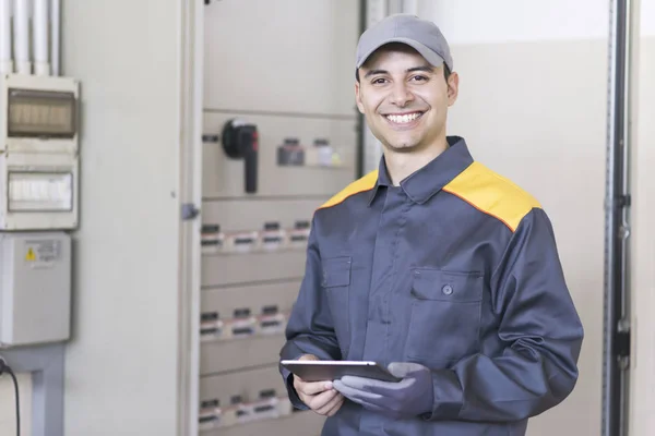 Portret Van Een Elektricien Aan Het Werk Houden Van Tablet — Stockfoto