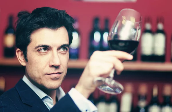 Homme Dégustation Vin Rouge Dans Une Taverne — Photo