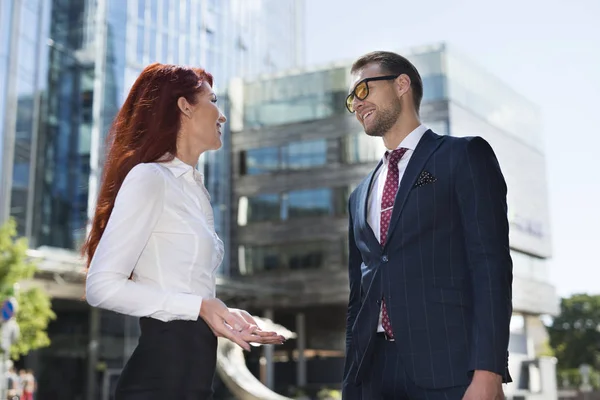 Socios Comerciales Discutiendo Aire Libre —  Fotos de Stock