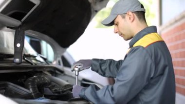 Mekanik iş bir kamyon motoru