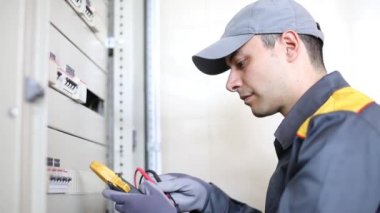 iş yerinde bir elektrikçi portresi
