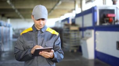 Tablet kullanarak bir sanayi işçisi portresi 
