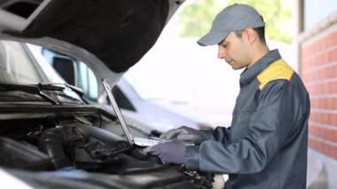 Dizüstü bilgisayar kullanarak bir van motoru tamir tamirci 