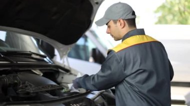 Yağ seviye bir kamyona kontrol mekanik