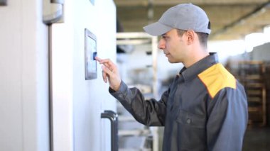 iş yerinde bir elektrikçi portresi