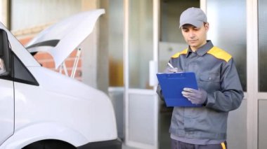 Mekanik bir kamyon motoru kontrol ettikten sonra belgeleri yazdırma