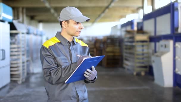 Retrato Trabajador Industrial Escribiendo Notas — Vídeos de Stock