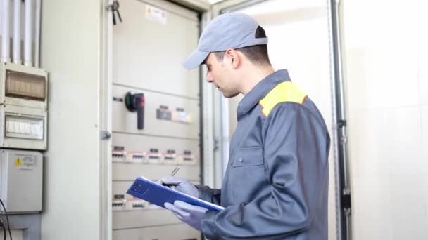 Retrato Electricista Trabajando Escribiendo Carpeta — Vídeo de stock