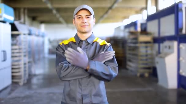 Retrato Trabajador Industrial Cruzando Los Brazos Sonriendo — Vídeo de stock