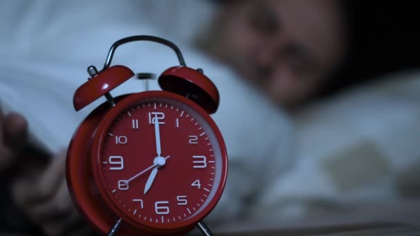 Retrato Hombre Somnoliento Despertando Por Mañana Apague Despertador — Vídeos de Stock