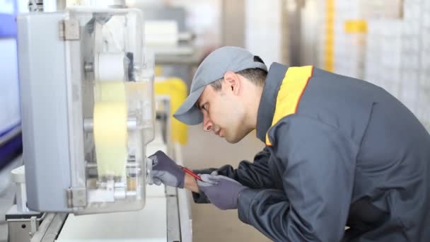 Porträt Eines Elektrikers Bei Der Arbeit — Stockvideo