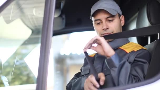 Conductor Furgoneta Sonriente Mostrando Ajuste Del Cinturón Seguridad — Vídeo de stock