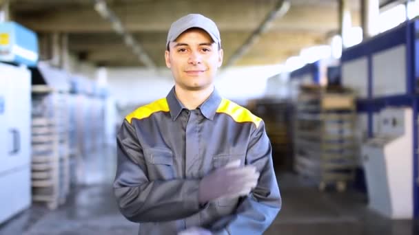 Retrato Trabajador Industrial Sonriente Cruzando Los Brazos — Vídeo de stock