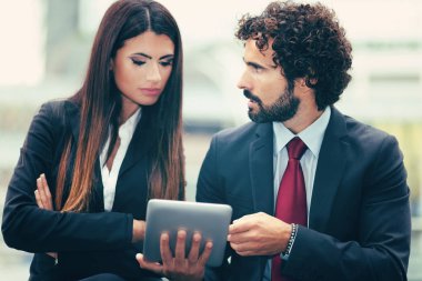 Dijital tablet kullanan işadamları