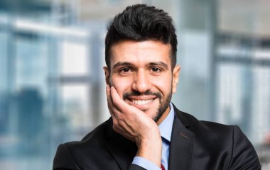 Genç müdür ofisinde.